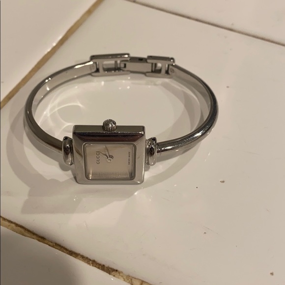 Gucci 1900L Watch - Picture 3 of 3